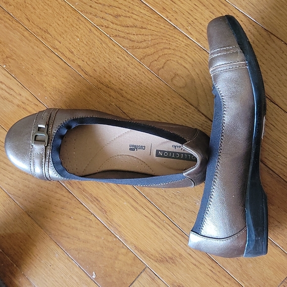 Clark's Gold/champagne color flats - Picture 2 of 2